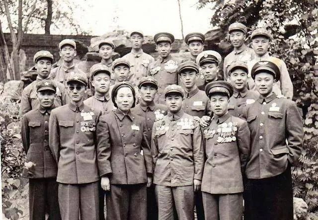 戰(zhàn)士責(zé)任重！記參加歷屆全國人大的軍隊女英模代表
