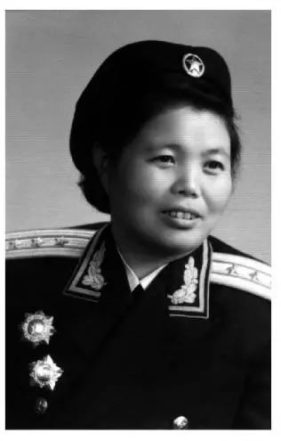 戰(zhàn)士責(zé)任重！記參加歷屆全國人大的軍隊女英模代表